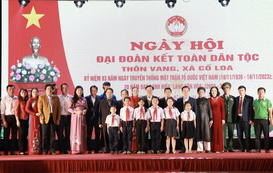 Bí thư Đinh Tiến Dũng chung vui Ngày hội Đại đoàn kết tại huyện Đông Anh